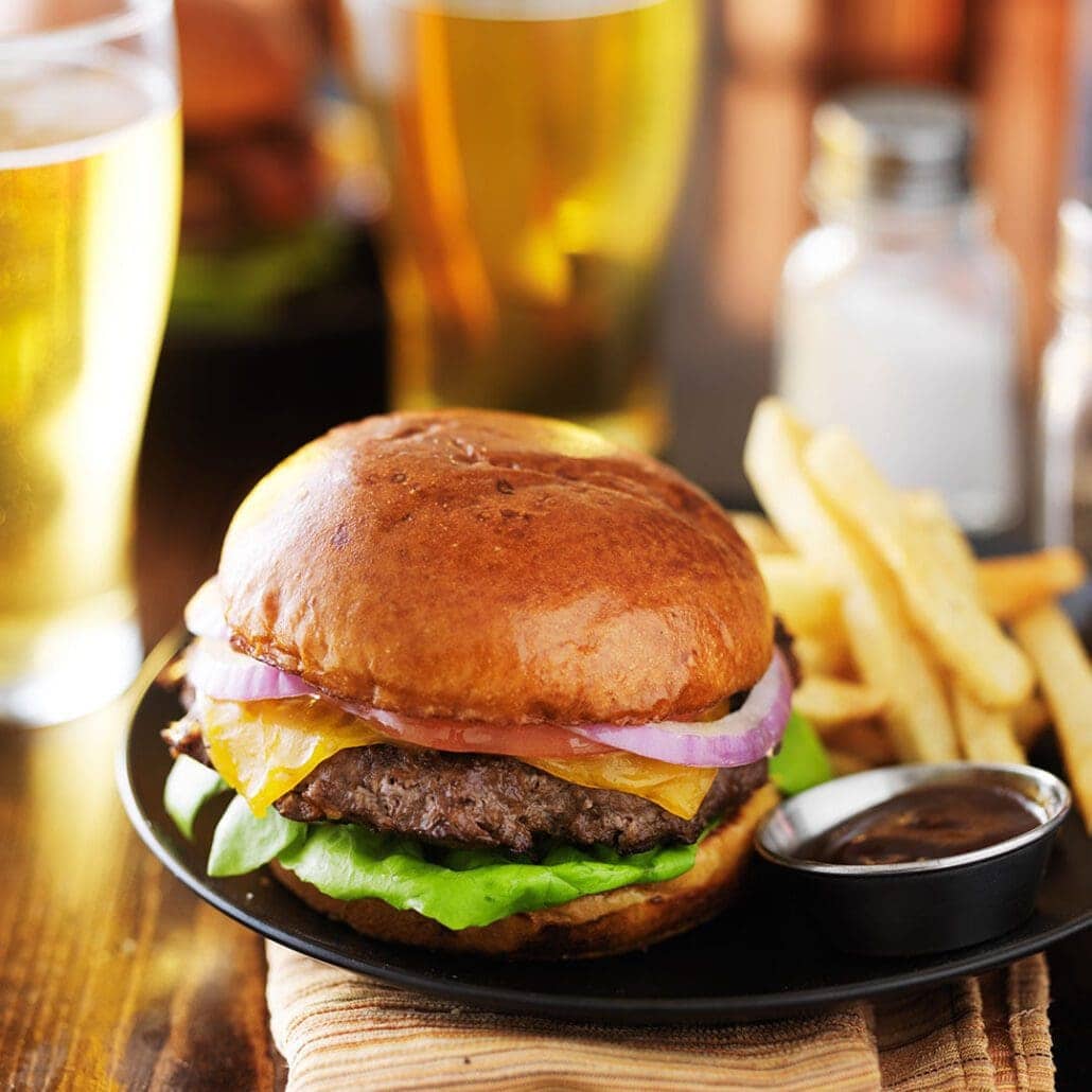 Cheeseburger and drinks